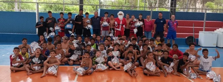 Crianças da escolinha de futebol participam do Natal Solidário, no Clube de Campo.